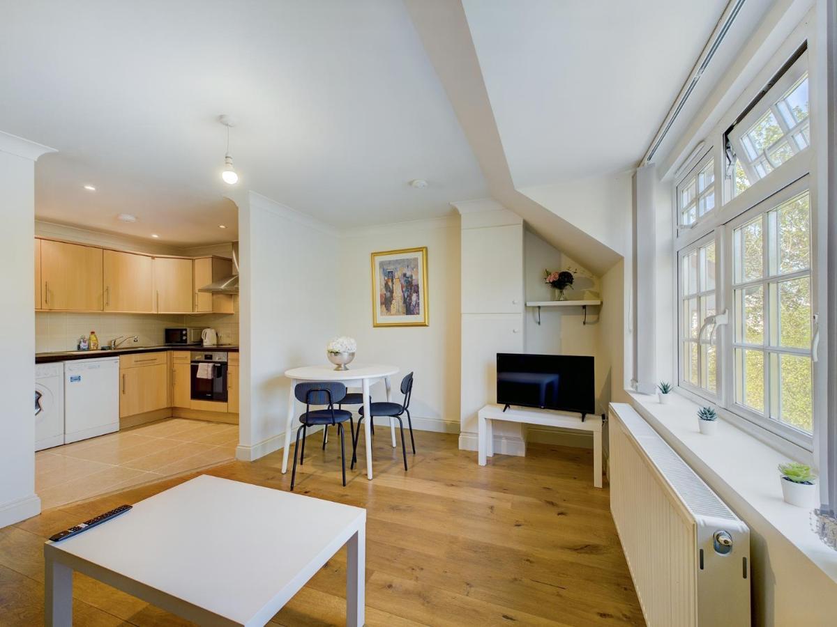 Duplex Redhill Town Centre Apt By Livingo Stays Exteriör bild